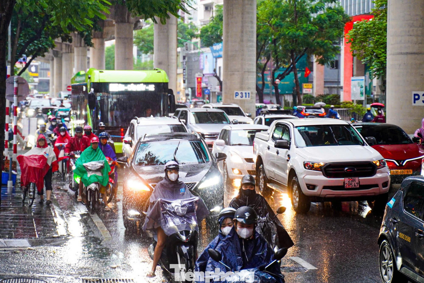 Người Thủ đô chật vật đưa con đi học, đi làm trong cơn mưa rải rác kéo dài - 17
