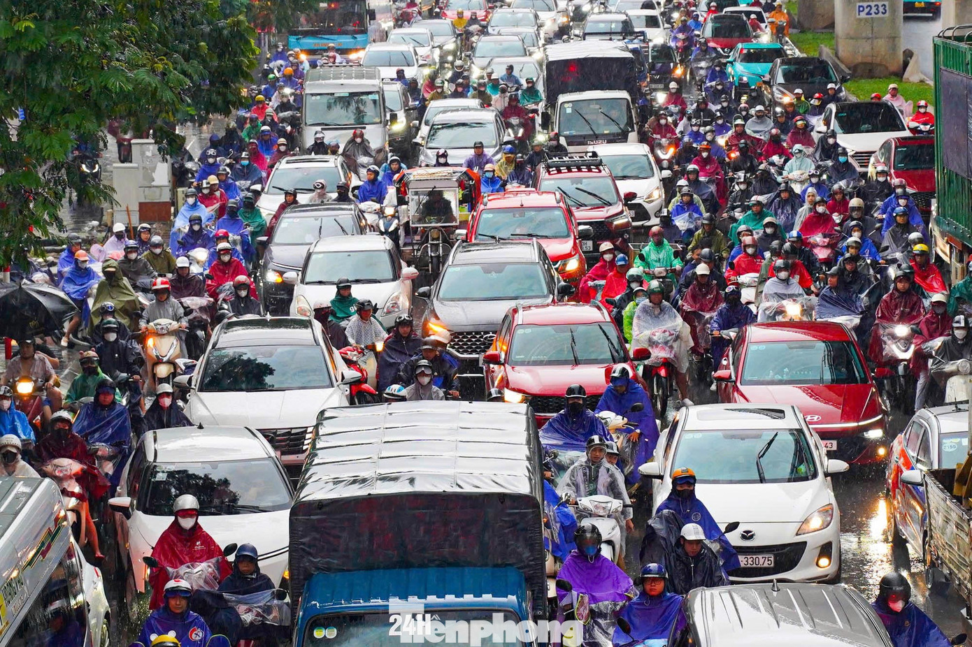 Người Thủ đô chật vật đưa con đi học, đi làm trong cơn mưa rải rác kéo dài - 22