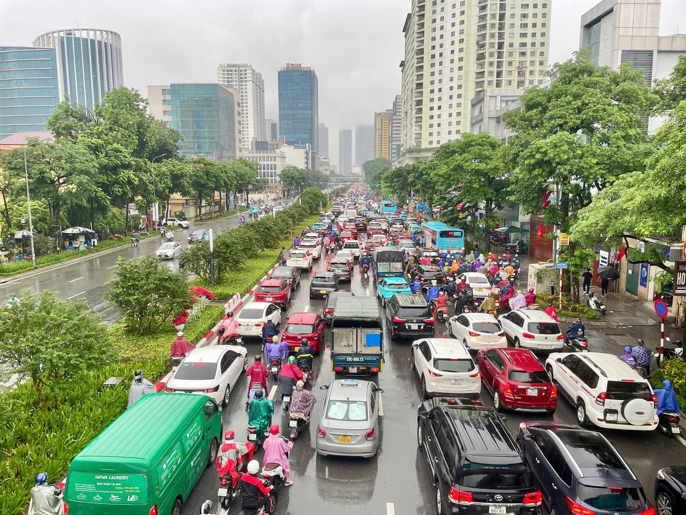 Đường Nguyễn Chí Thanh mặc dù rộng 10 làn xe nhưng cũng chịu cảnh ùn tắc khi trời đổ mưa.
