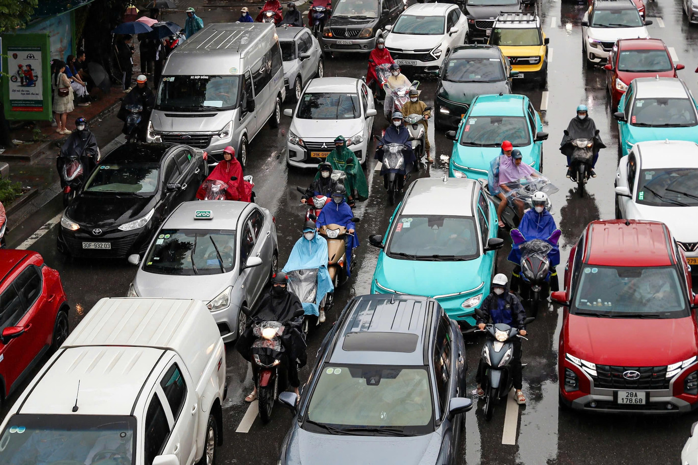 Người Thủ đô chật vật đưa con đi học, đi làm trong cơn mưa rải rác kéo dài - 26