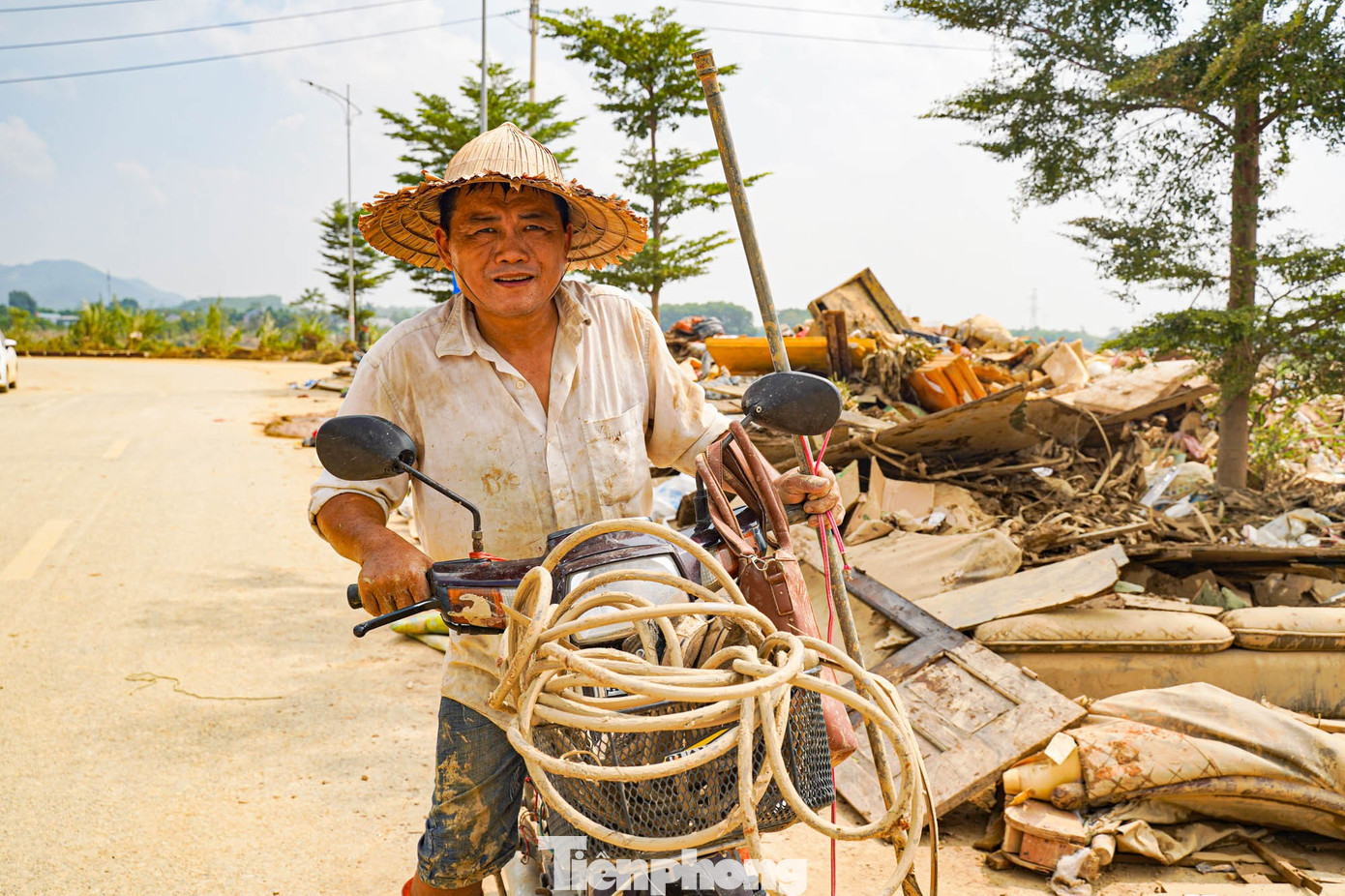 “Đồ người khác vứt đi nhưng mình thấy còn dùng được thì nhặt về tận dụng, nhà tôi ngập cao nên nhiều đồ cũng hư hại hết”, người đàn ông chia sẻ.