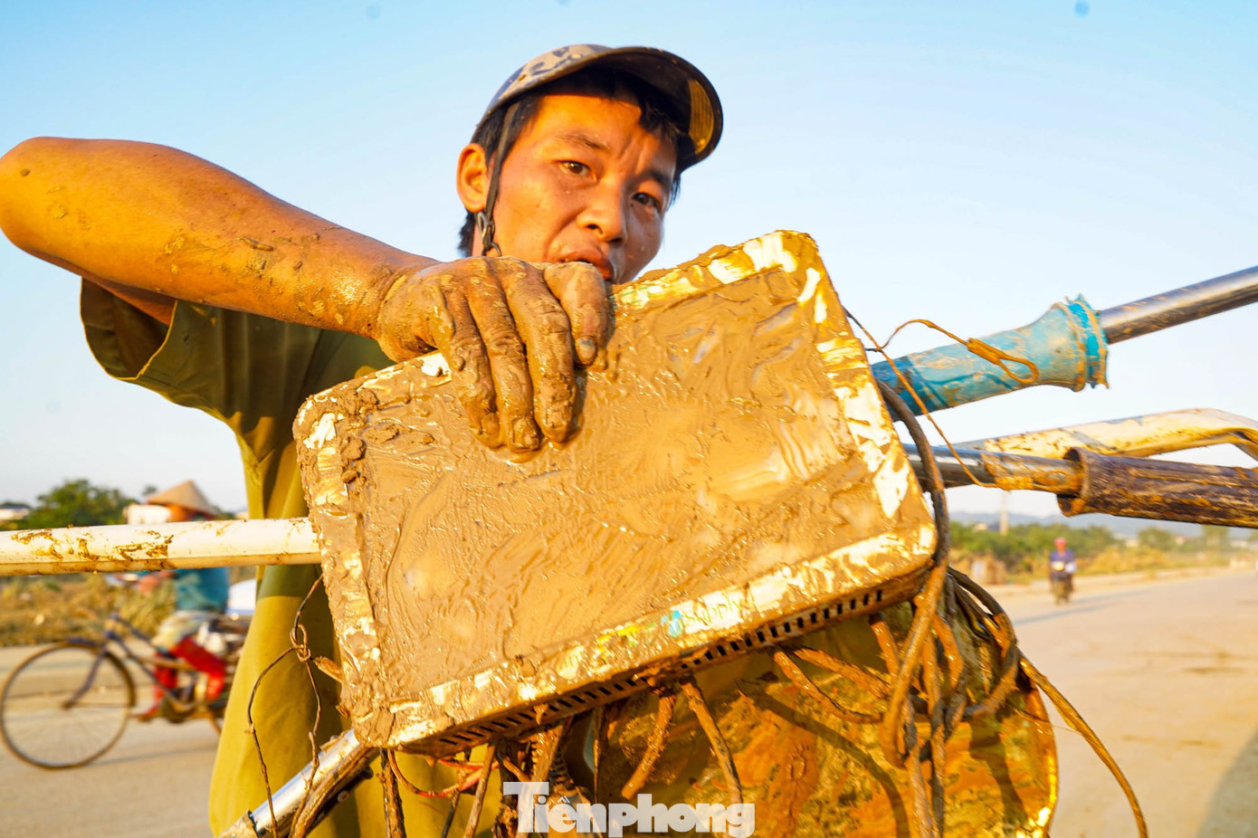 Anh Nguyễn Đạt (phường Trưng Vương) cho biết, sau lũ, nhiều gia đình phải bỏ đi hàng loạt đồ dùng do bị ngập nước, bám bùn. “Tôi tranh thủ ra xem, cái gì còn dùng được nhặt về rửa sạch để dùng lại, còn chai nhựa, sắt vụn gom bán ve chai kiếm thêm ít tiền”, anh Đạt chia sẻ.