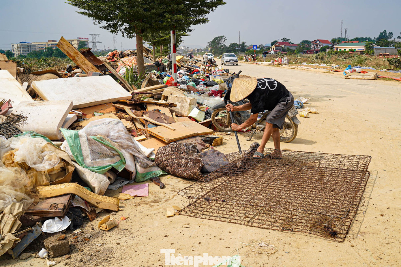 Một khung thép cũ được người dân nhặt từ bãi rác, sau đó chia nhỏ để bán ve chai.