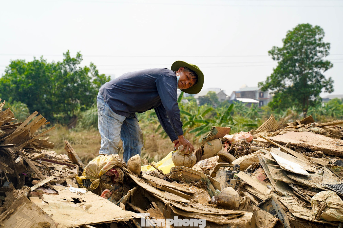 Sau lũ, việc nhặt rác cũng dễ tìm thấy đồ hơn, nhiều vật dụng còn nguyên vẹn hoặc chỉ hư hỏng nhẹ.
