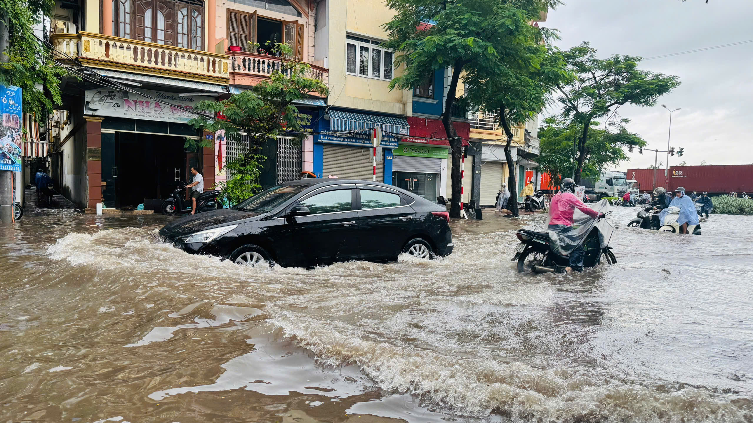 Mưa lớn kéo dài, nhiều tuyến phố ở Hải Phòng bị ngập sâu - 1