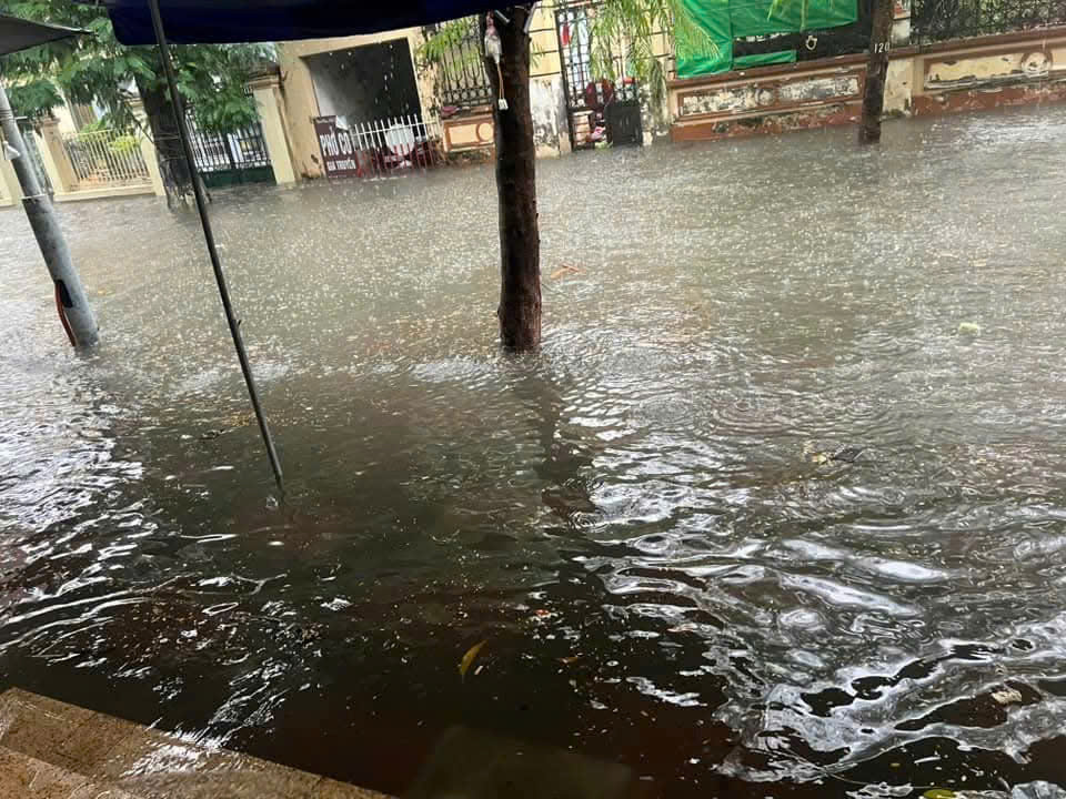 Mưa lớn kéo dài, nhiều tuyến phố ở Hải Phòng bị ngập sâu - 3