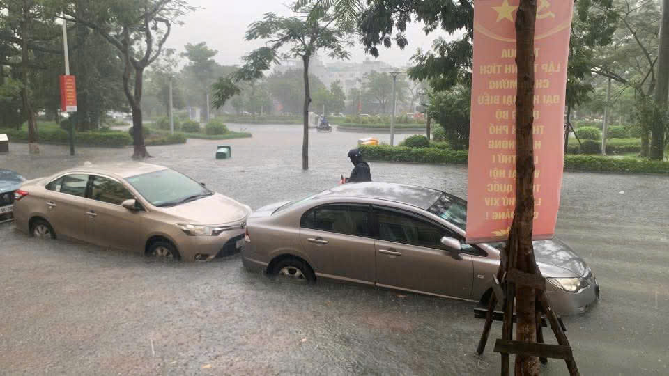 Cơn mưa kéo dài rạng sáng hôm nay khiến nhiều tuyến phố trên địa bàn TP Hải Phòng bị ngập.