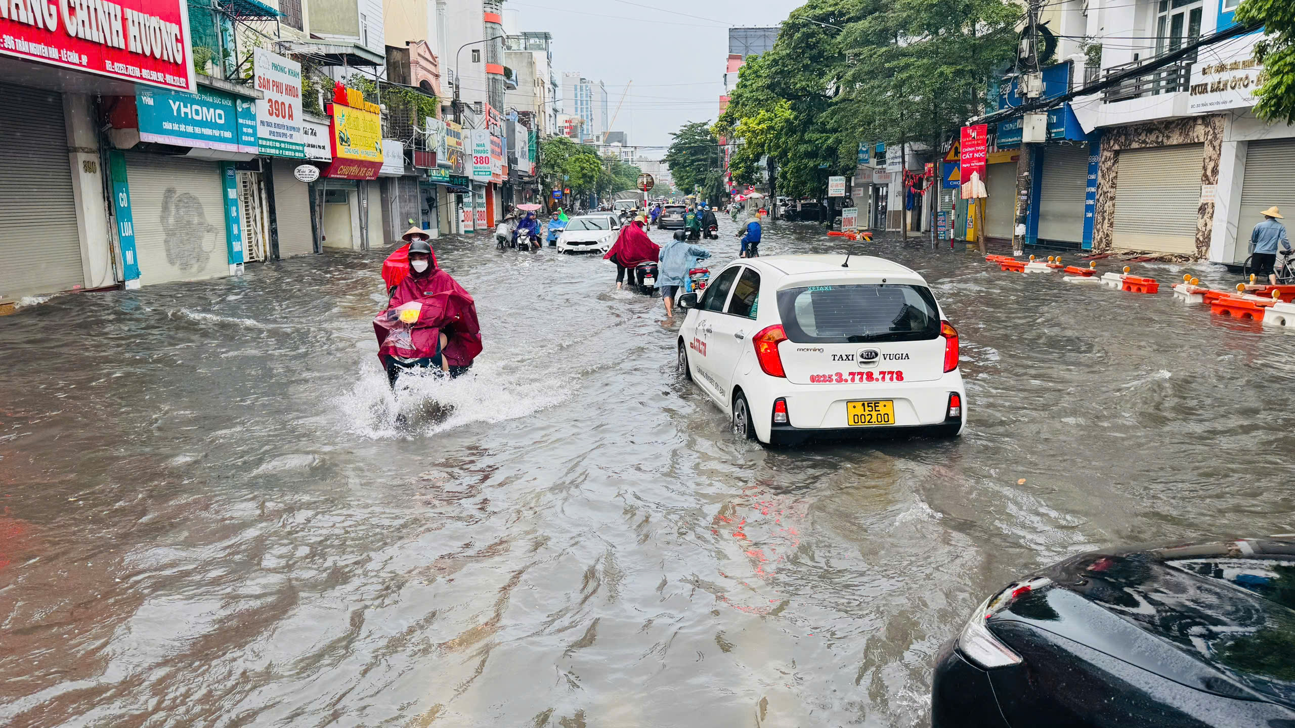 Mưa lớn kéo dài, nhiều tuyến phố ở Hải Phòng bị ngập sâu - 5