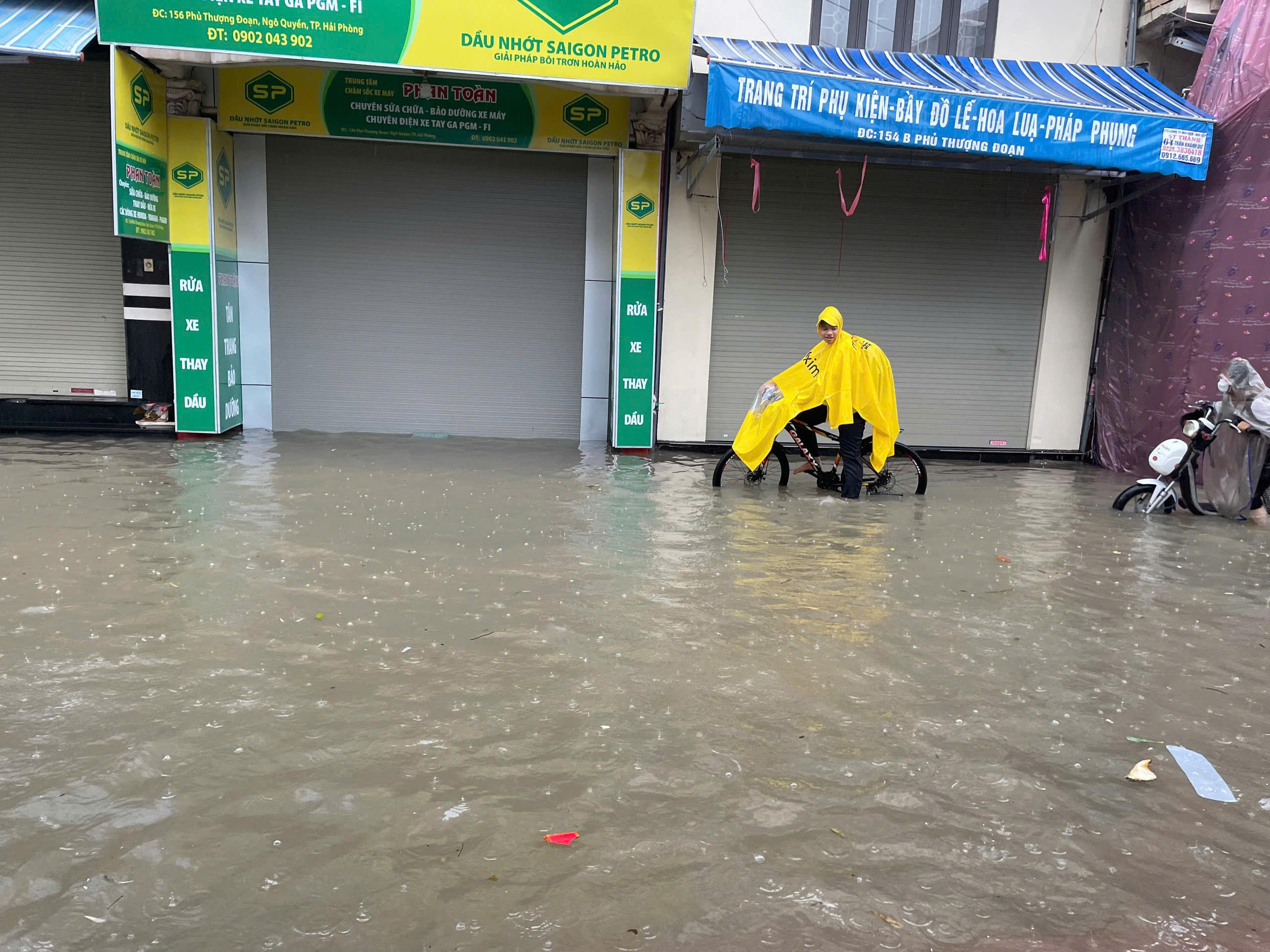 Mưa lớn kéo dài, nhiều tuyến phố ở Hải Phòng bị ngập sâu - 6