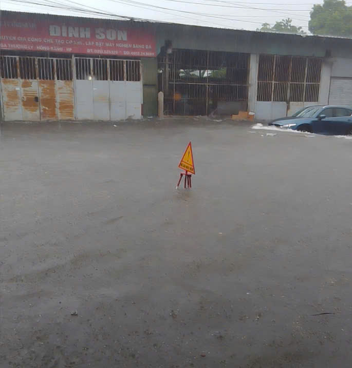 Mưa lớn kéo dài, nhiều tuyến phố ở Hải Phòng bị ngập sâu - 8