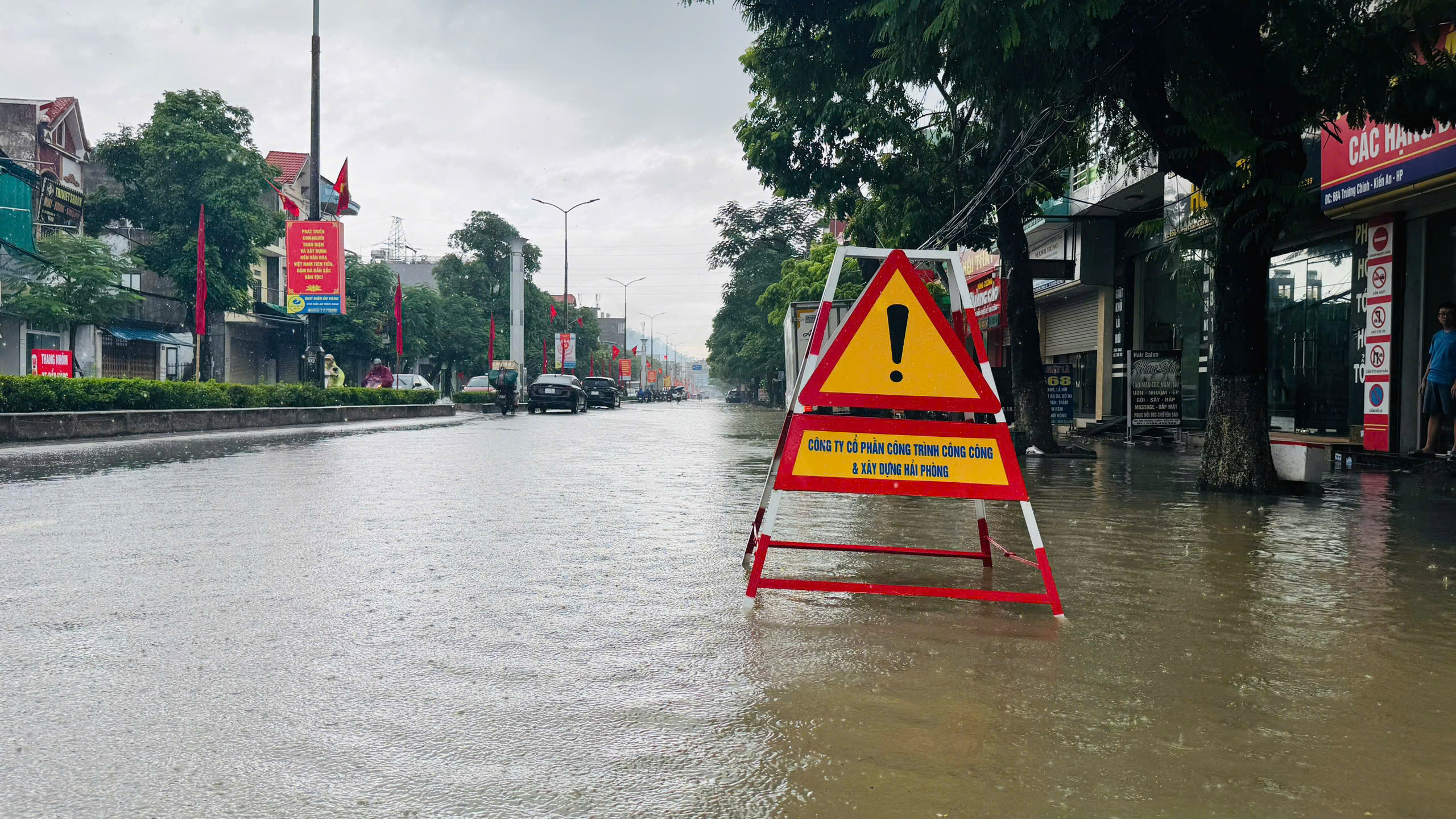 Lực lượng chức năng đặt biển cảnh báo.