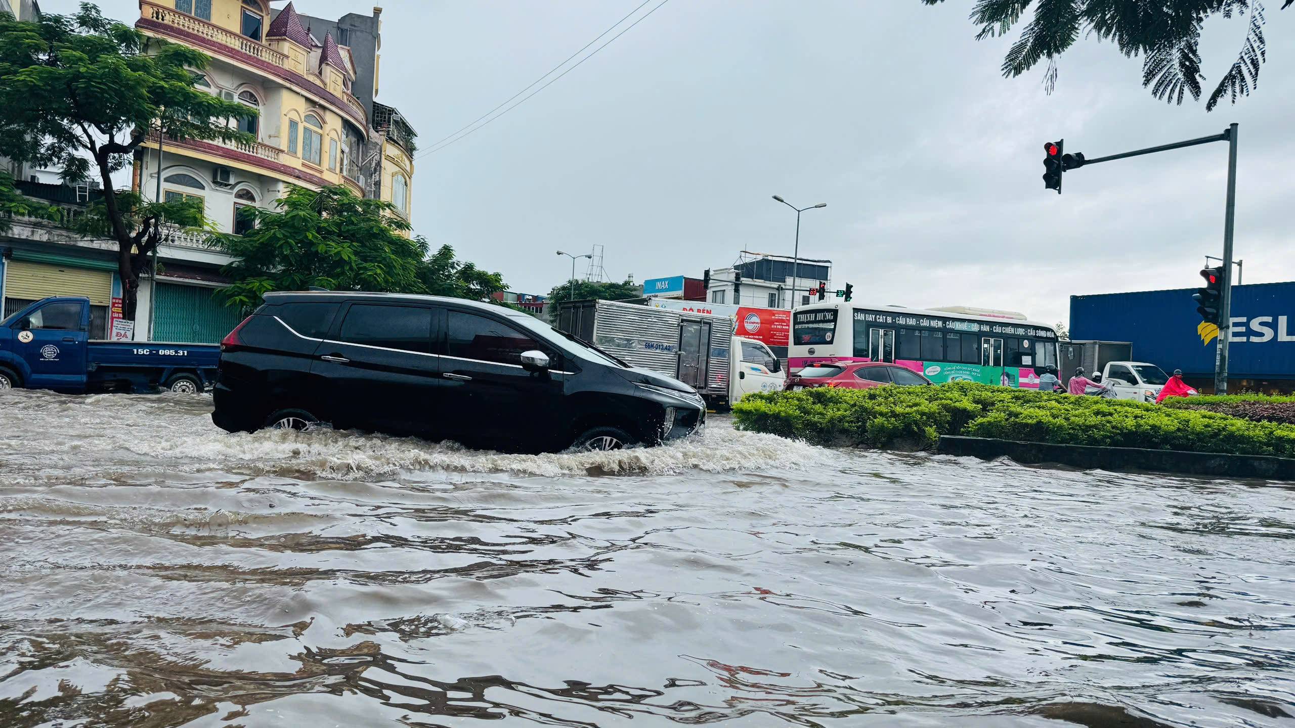 Các phương tiện di chuyển khó khăn trên những tuyến đường ngập sâu
