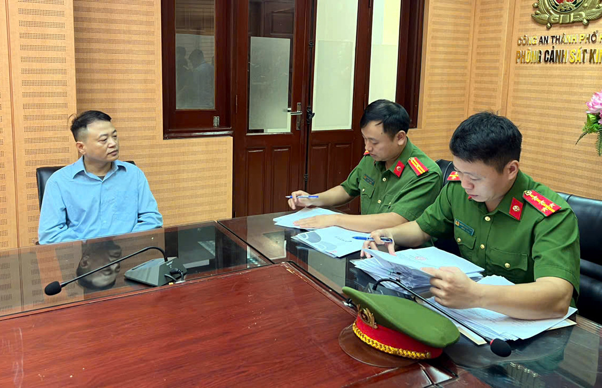 Nguyễn Hòa Bình làm việc với cơ quan công an. Ảnh: CACC