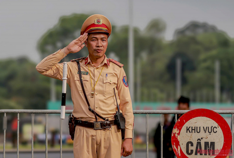 Cán bộ CSGT Hà Nội làm nhiệm vụ.
