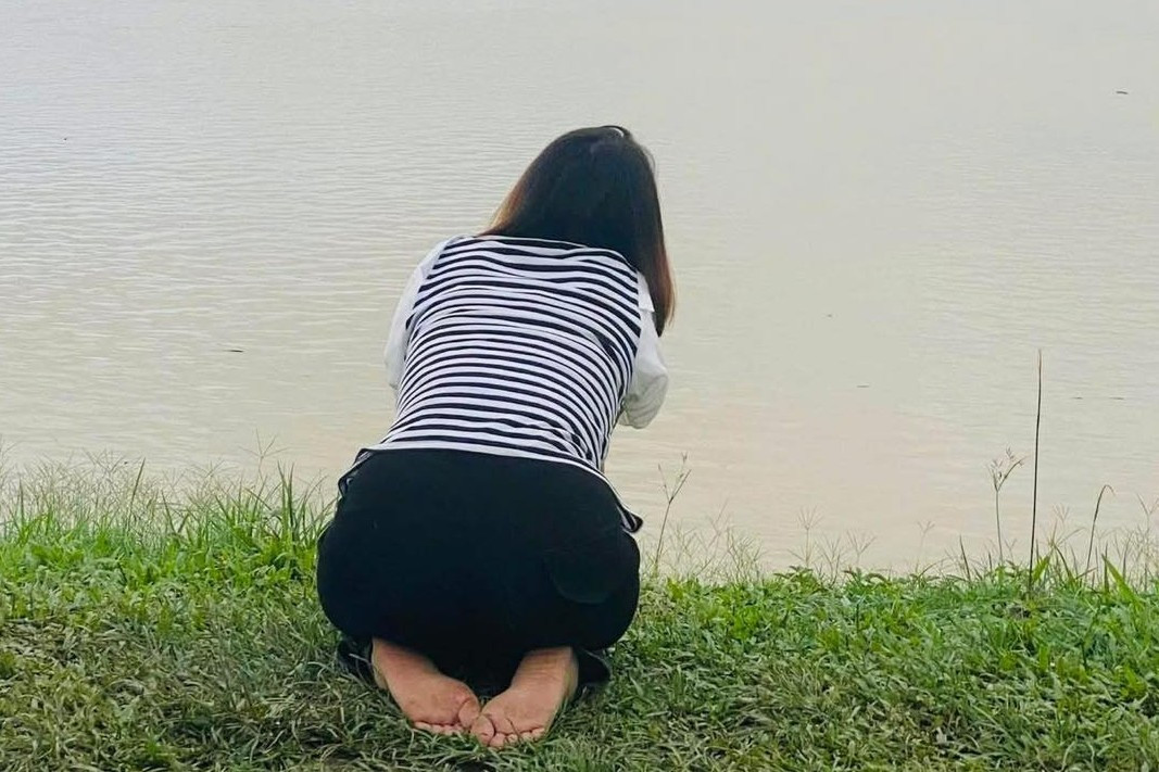 Hình ảnh chị Y. quỳ gối bên dòng sông gọi tên con khiến nhiều người xót xa.