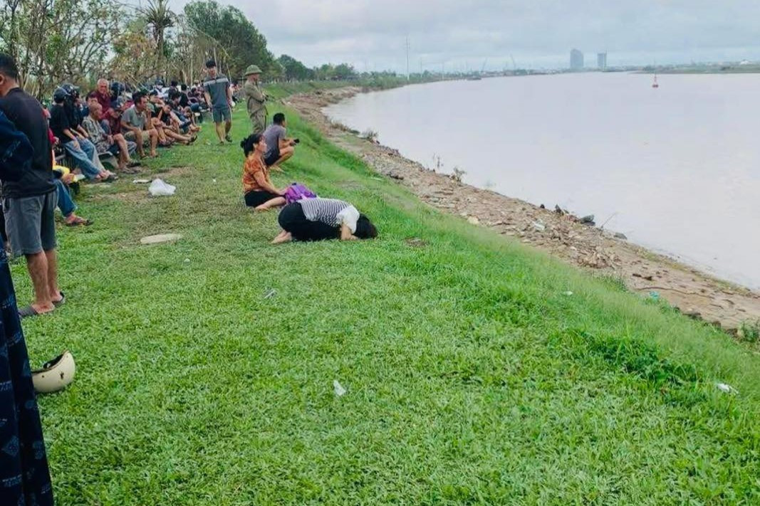 Rơi nước mắt cảnh người phụ nữ quỳ gối bên sông chờ tin chồng và hai con nghi nhảy cầu tự tử - 1