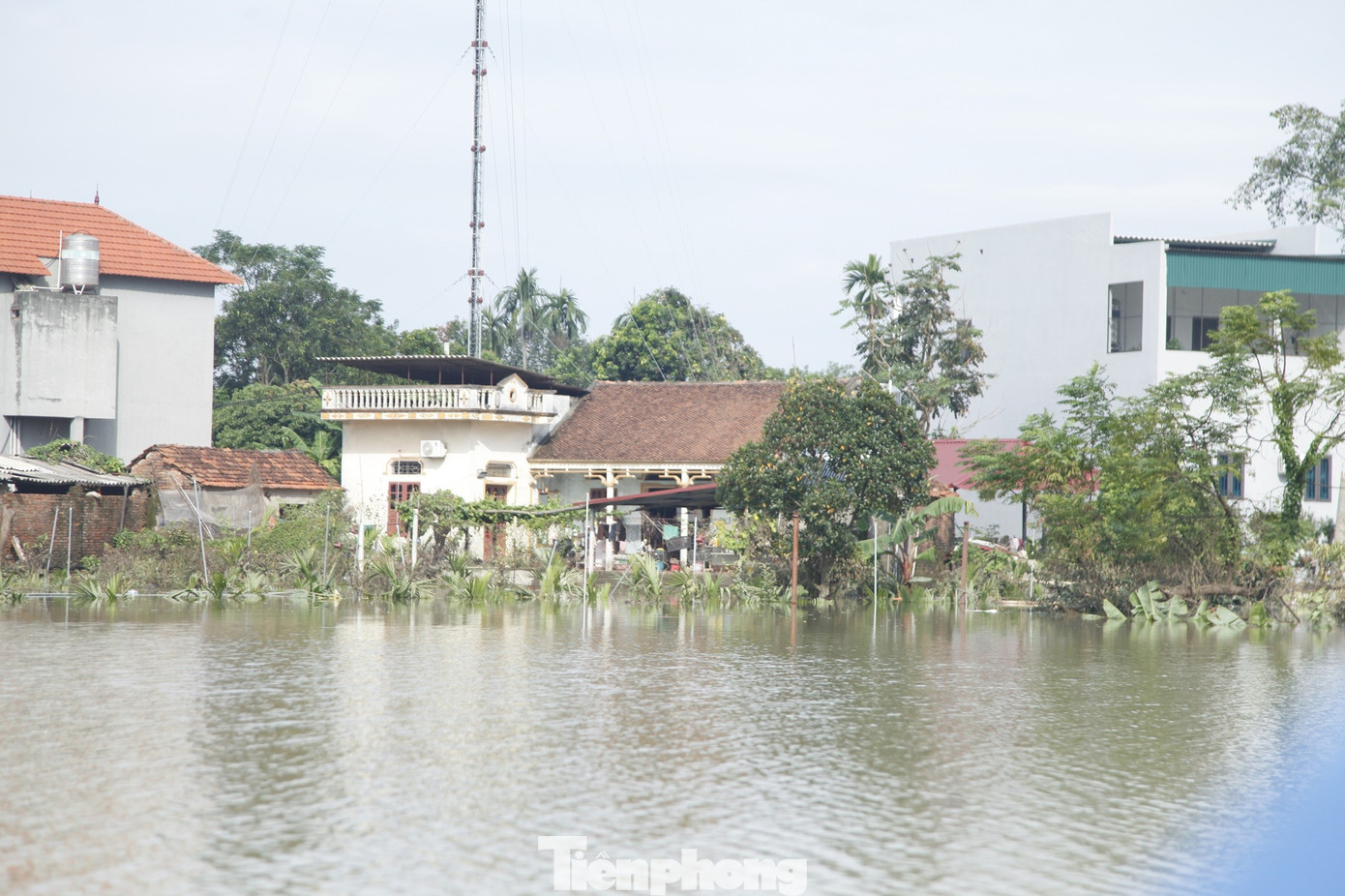 Thôn Đậu, xã Mỹ Thái vẫn bị cô lập bởi nước lũ. Ảnh: Nguyễn Thắng