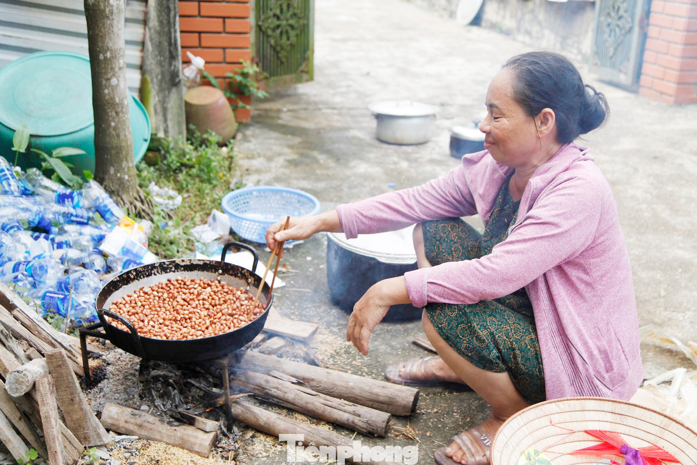 Những ngày ngập lụt lịch sử, người dân thôn Đậu luôn duy trì bếp ăn yêu thương. Ảnh: Nguyễn Thắng