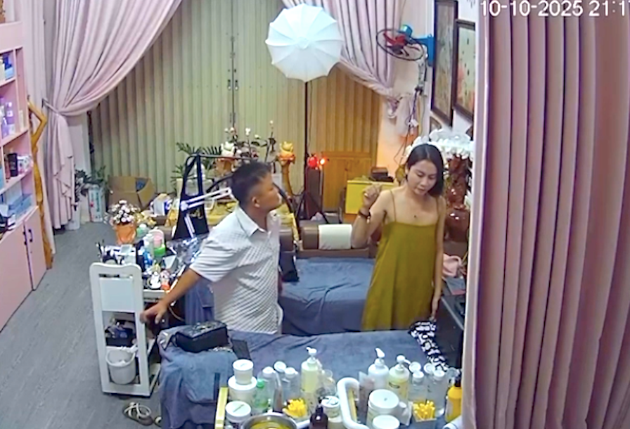 Camera ghi lại cảnh đối tượng Nguyễn Đăng Khánh đánh chị T. dã man
