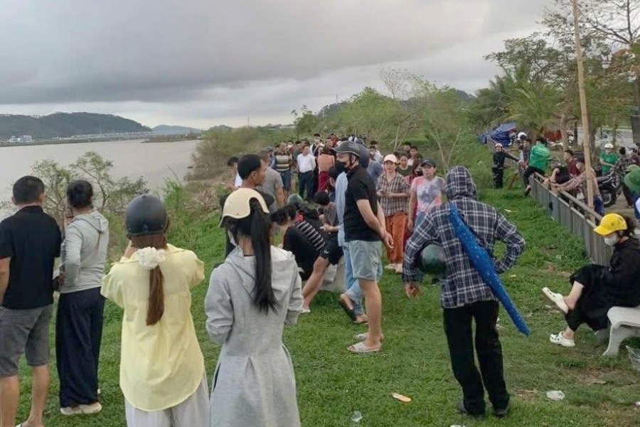 Rất đông người dân đứng trên bờ sông Lam dõi theo công tác tìm kiếm cứu nạn.