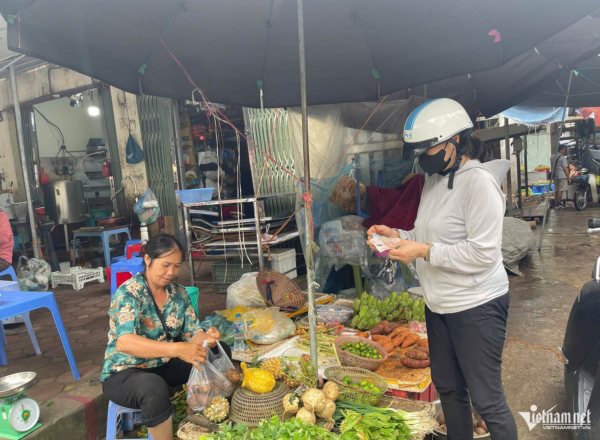 Sau bão lũ, nhiều hộ gia đình dè dặt hơn khi mua rau xanh do giá cả tăng cao. Ảnh: Vũ Hường