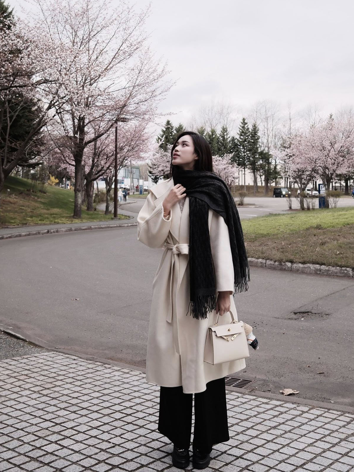 Đỗ Thị Hà thường áp dụng quy tắc phối đồ an toàn theo xu hướng monochrome, tạo nên tổng thể nữ tính và ứng dụng cao.