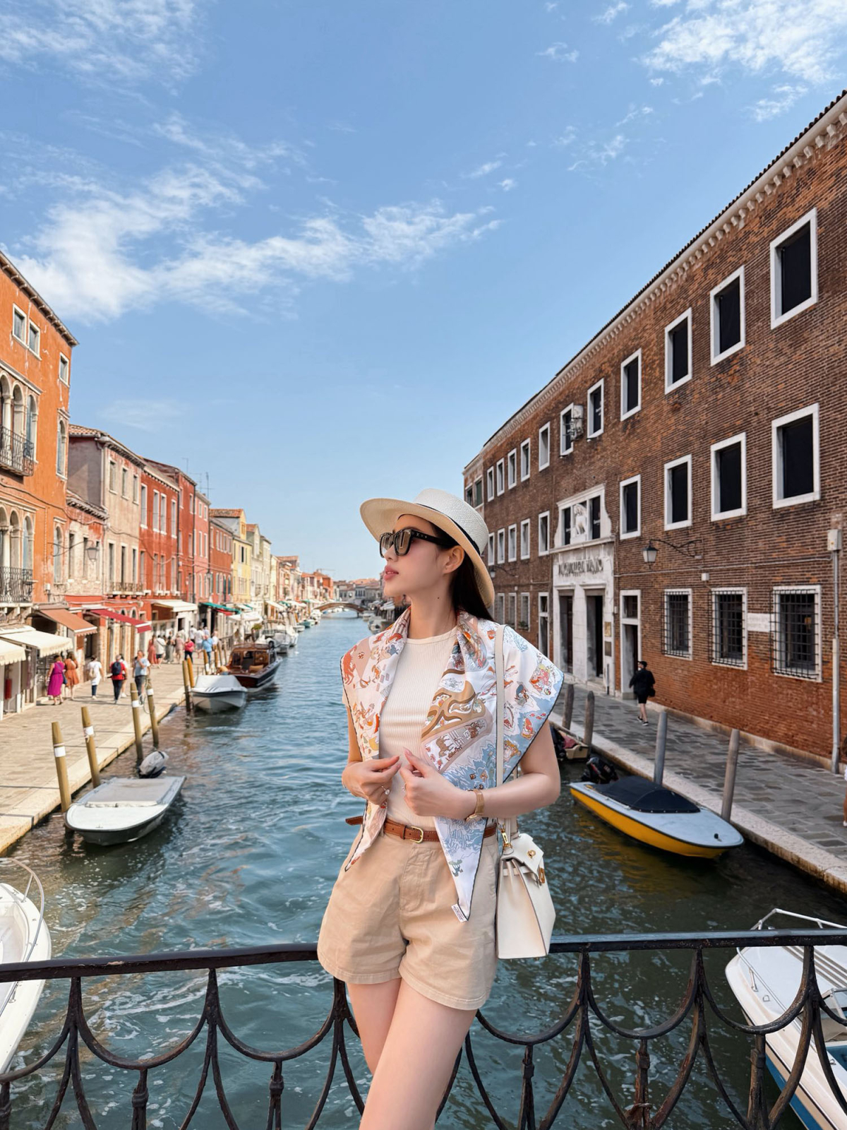 Mỹ nhân Thanh Hóa chuyển sang hình ảnh năng động hơn với áo thun ôm kèm quần shorts tôn chân dài.