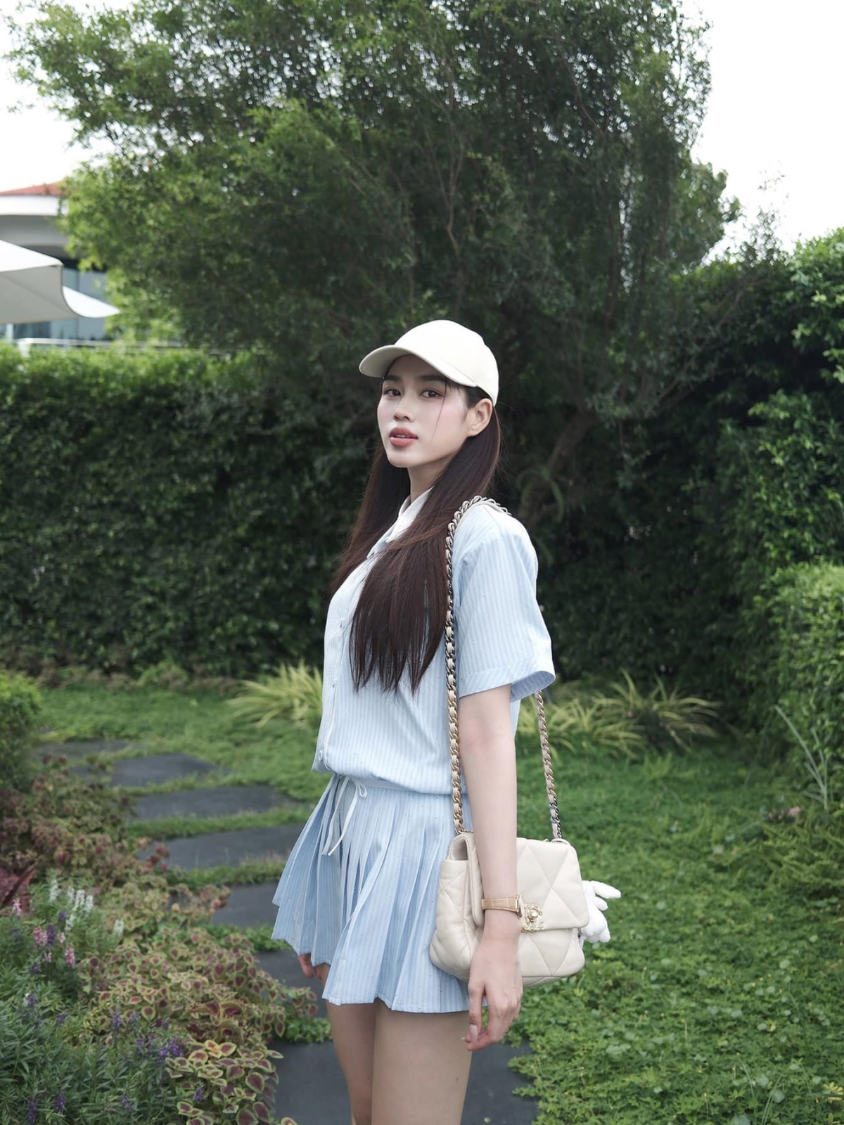 Bên cạnh Hermes Kelly xa xỉ, nhan sắc Gen Z còn sắm nhiều sản phẩm từ các nhà mốt cao cấp, trong đó có túi Chanel gần 200 triệu đồng.