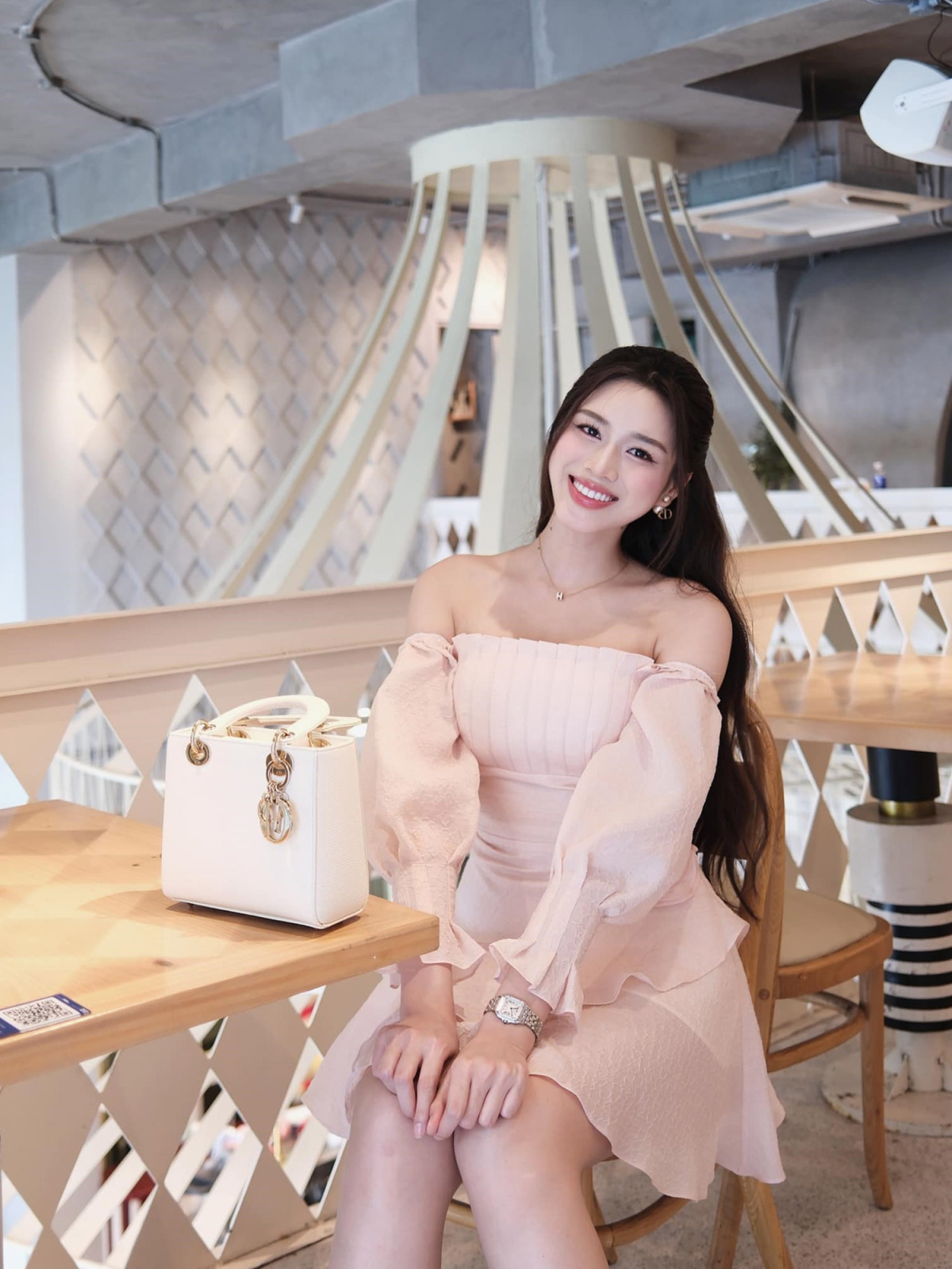 Dâu hào môn Đỗ Thị Hà phối túi Hermes 600 triệu đồng với đủ kiểu đồ - 9