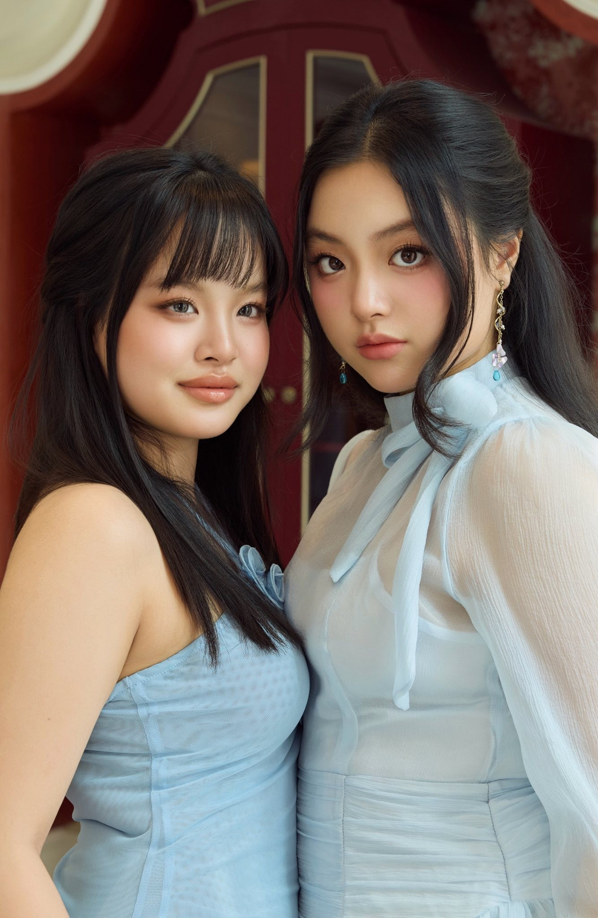 Cả hai khoe vẻ đẹp ngọt ngào, dịu dàng nhưng vẫn toát lên sự tự tin và thần thái riêng.
