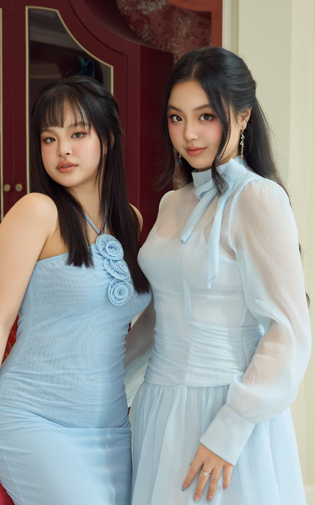Nhiều người nhận xét hai cô bé thừa hưởng gen trội từ bố mẹ, sở hữu ngoại hình nổi bật cùng khí chất tự nhiên của con nhà nghệ thuật.