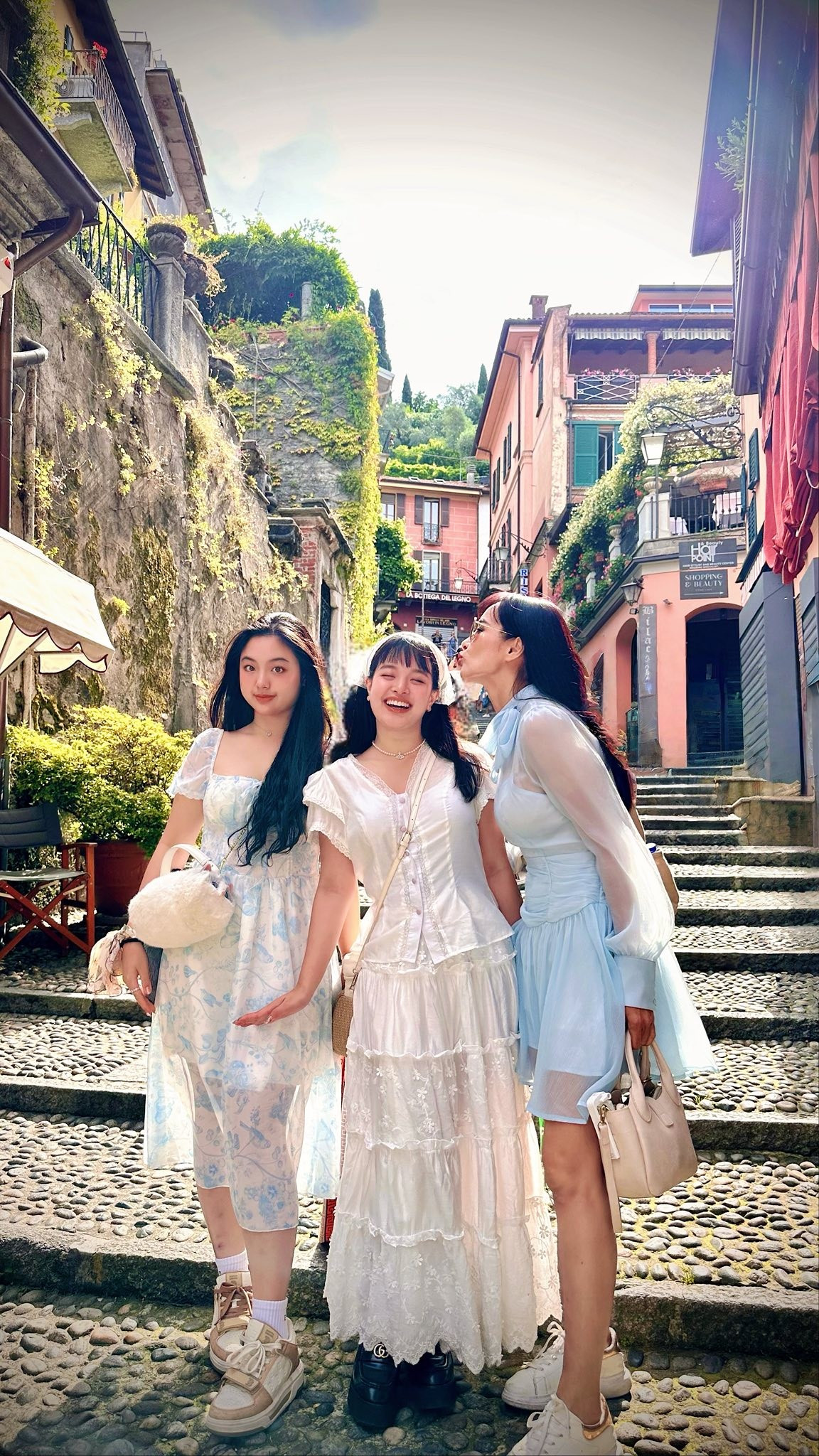 Con gái thứ hai của Bùi Thuý Hạnh là Suti tên thật Gia An, có sống mũi cao, khuôn mặt khả ái.