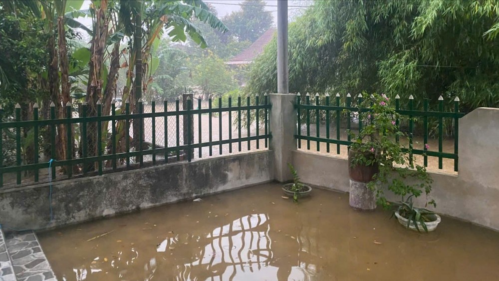 Nước bắt đầu vào nhà người dân ở vùng thấp trũng.