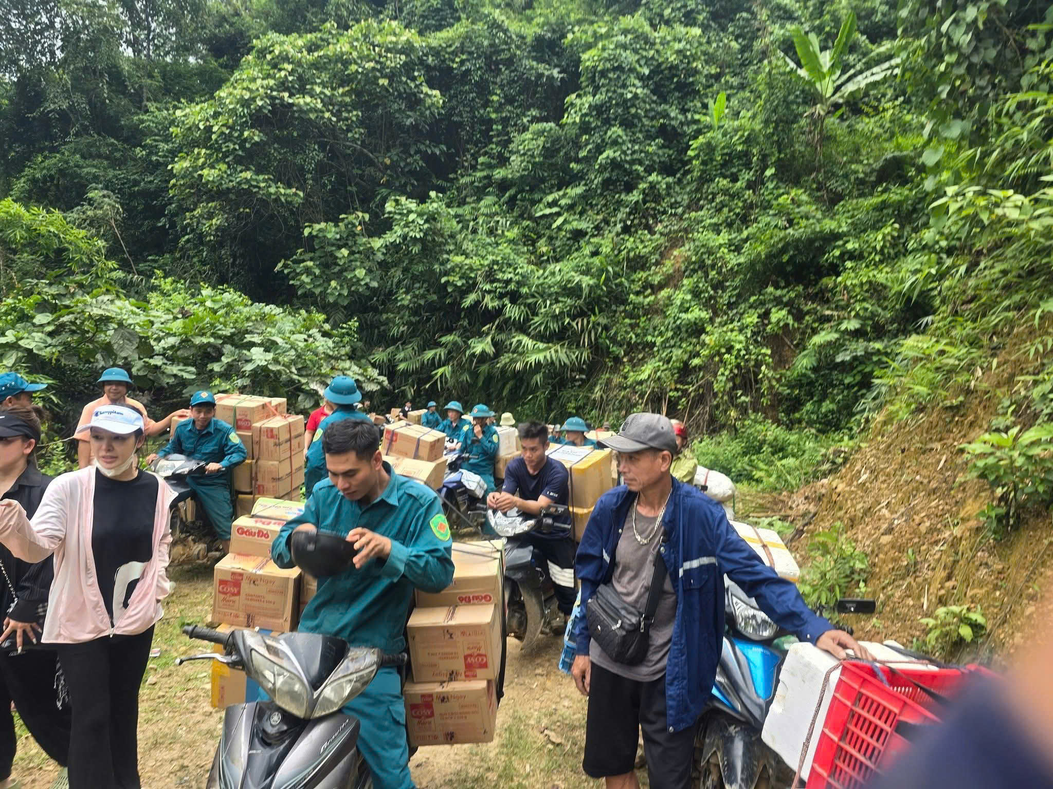 Hành trình chở lương thực, thực phẩm, nhu yếu phẩm bằng xe máy xuyên đại ngàn Pù Huống vào hỗ trợ cho bà con dân bản Na Ngân, xã Nga My.