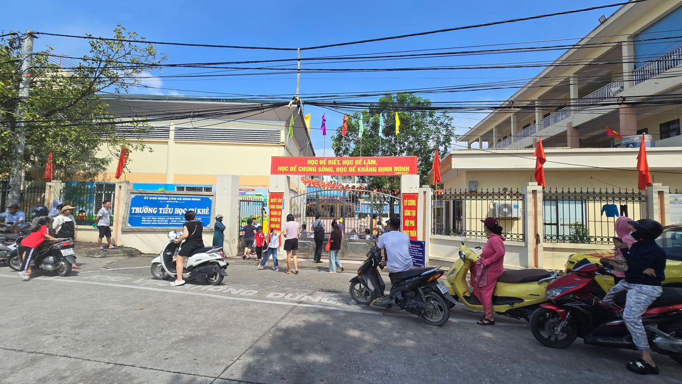 Đoàn liên ngành làm việc với trường học bị amp;#34;tốamp;#34; đưa trứng, thịt bốc mùi vào bữa ăn của học sinh - 1