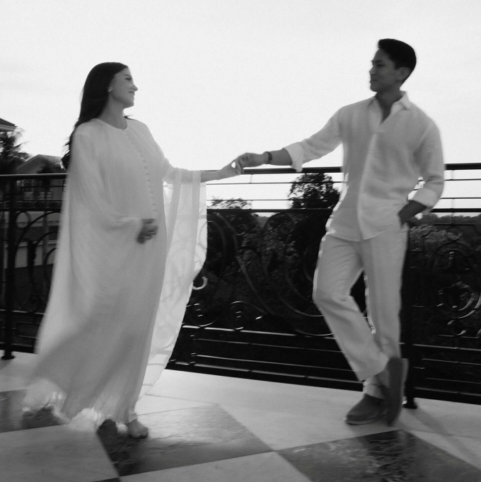Hoàng tử Mateen bên vợ bầu, Hoàng tử phi Anisha. Ảnh: Instagram