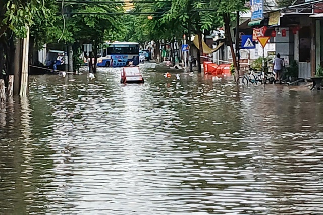 Trưa 16/10, nhiều đoạn của đường Điện Biên Phủ (Bắc Nha Trang, Khánh Hòa) vẫn ngập.