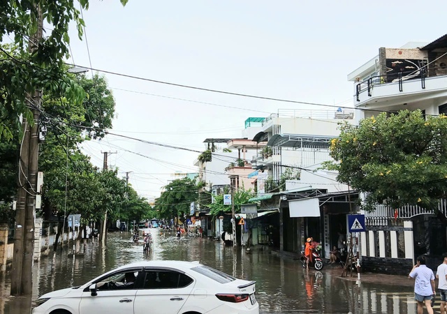 Đường Lê Nghị (Bắc Nha Trang, Khánh Hòa) ngập sau mưa to.