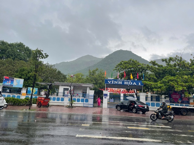 Theo Sở Giáo dục và Đào tạo Khánh Hòa, các trường trên địa bàn chủ động theo dõi thời tiết và cho học sinh nghỉ học khi cần thiết.