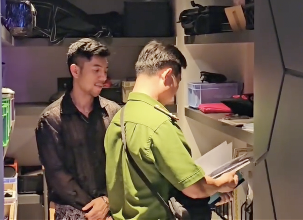 Lương Bằng Quang chứng kiến cảnh khám xét nhà vào tối 13/10. Ảnh: CACC