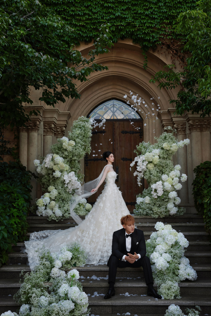 Ảnh cưới cổ tích của Từ Nghệ Dương và Hoàng Tử Thao. Ảnh: Weibo