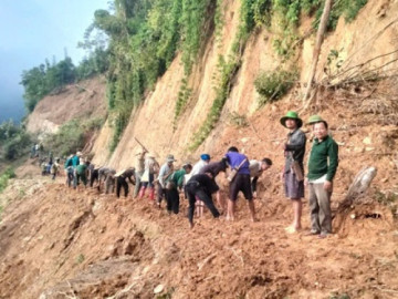 Sạt lở vùi lấp đường lên bản, hàng trăm hộ dân vùng cao Nghệ An bị cô lập