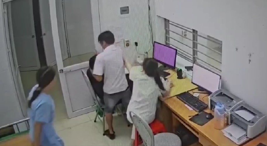 LVH có hành vi dọa chọc bút vào mắt nữ bác sĩ.