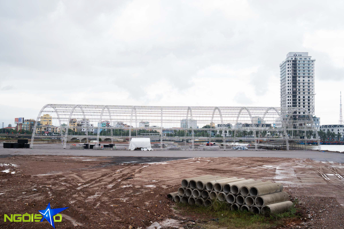 Nhà chồng Đỗ Thị Hà dựng rạp rộng nghìn mét vuông trước lễ cưới một tuần - 2