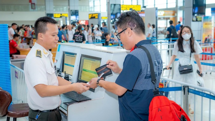 Tăng tần suất tuần tra, giám sát an ninh hàng không bằng camera khu vực công cộng. Ảnh minh hoạ