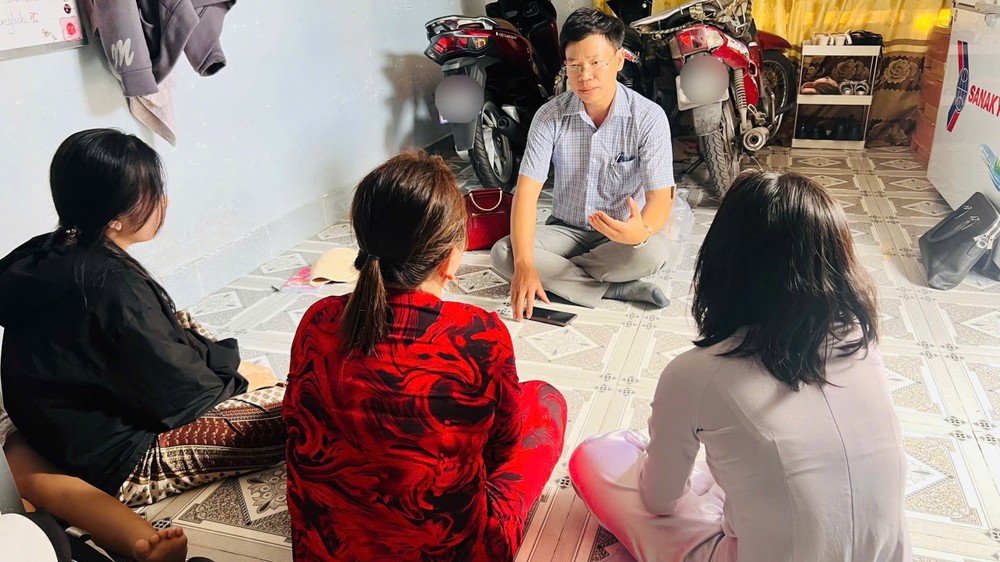 Luật sư Đỗ Ngọc Thanh đang chia sẻ với mẹ ruột và 2 con gái.