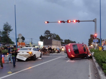 Ô tô con húc văng hàng loạt xe máy và ô tô khác đang dừng chờ đèn đỏ