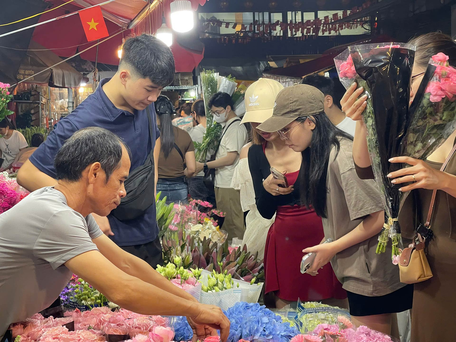 1h sáng, tại chợ hoa Quảng An (Tây Hồ), không khí vẫn tấp nập kẻ bán người mua. Ngoài những tiểu thương từ khắp nơi đổ về “ăn hàng”, dịp này còn có nhiều người dân tìm đến để tự tay chọn những bó hoa tươi nhất tặng gia đình và người thân. Chị Ngọc Ánh (phường Cầu Giấy) chia sẻ: “Giá hoa ở Quảng An rẻ hơn hẳn so với ngoài cửa hàng, mà hoa lại tươi nên tôi đến đây để chọn hoa tặng mẹ nhân ngày 20/10”.