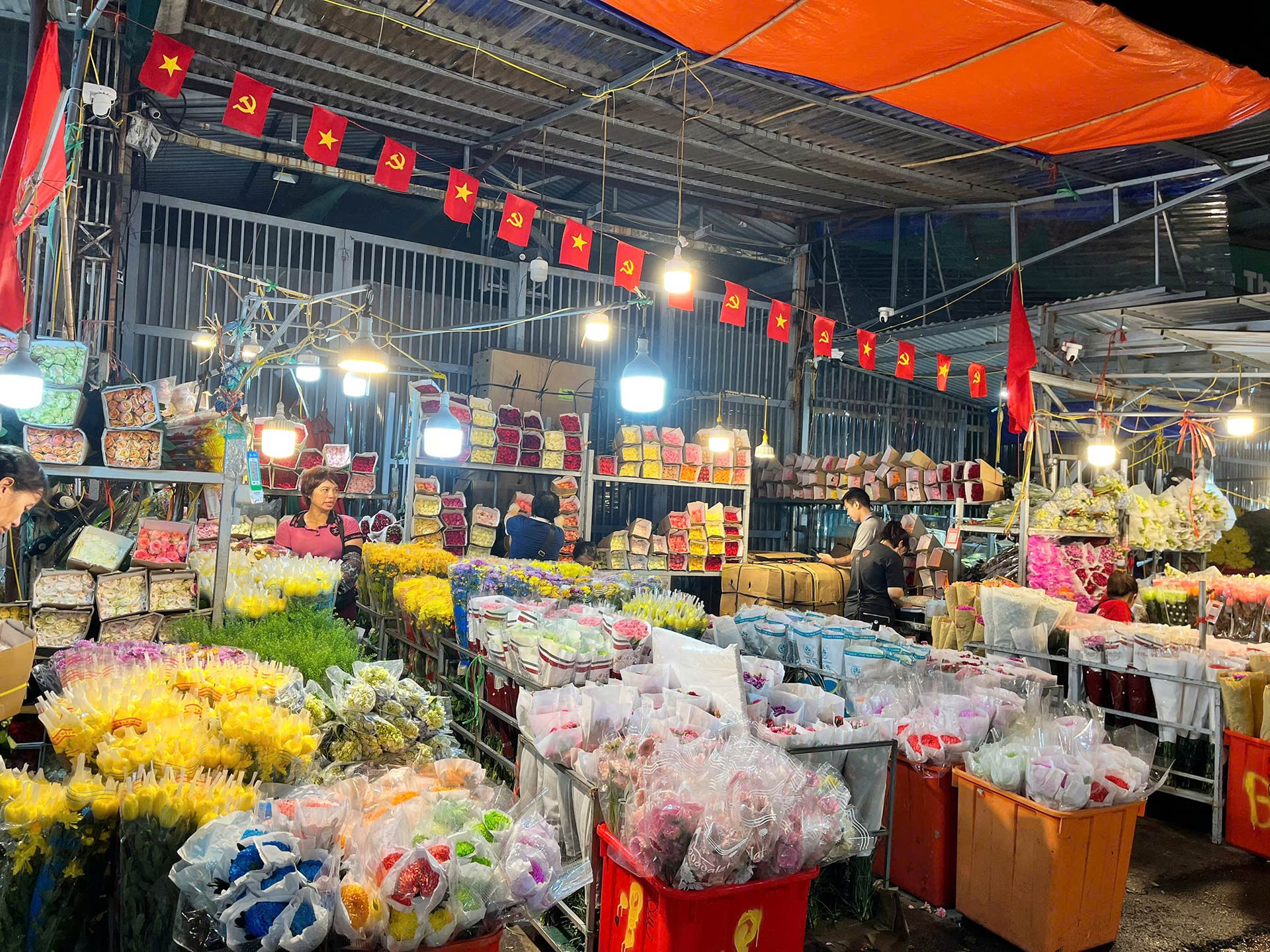Dịp này, nhiều loại hoa được nhập về chợ như hồng các loại, phăng, đồng tiền, cẩm tú cầu, baby... để đáp ứng nhu cầu tăng đột biến. Theo khảo sát, giá hoa hồng nhỏ dao động từ 90.000-100.000 đồng/bó, hồng to từ 200.000-220.000 đồng/bó, còn hoa đồng tiền khoảng 70.000-100.000 đồng/bó...