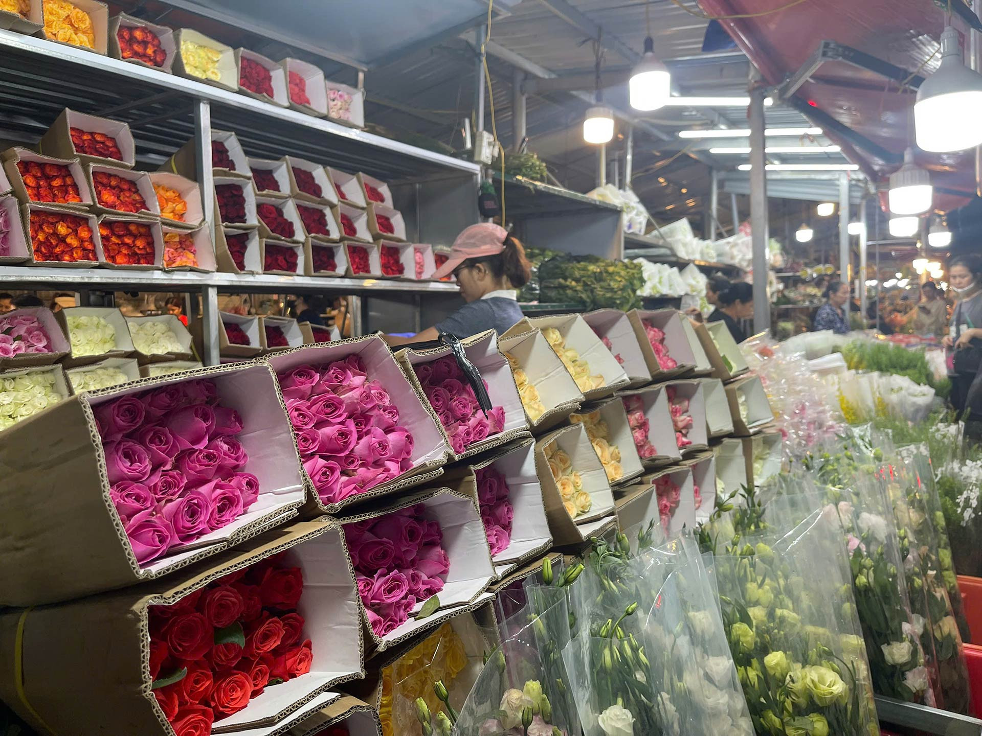Chị Luyến, tiểu thương tại chợ hoa Quảng An, cho biết: “Dịp 20/10 này, hoa hồng bán chạy nên tôi nhập nhiều hơn hẳn. Thường ngày chỉ lấy khoảng 4 thùng, nay phải nhập tới 7-8 thùng mới đủ bán”.